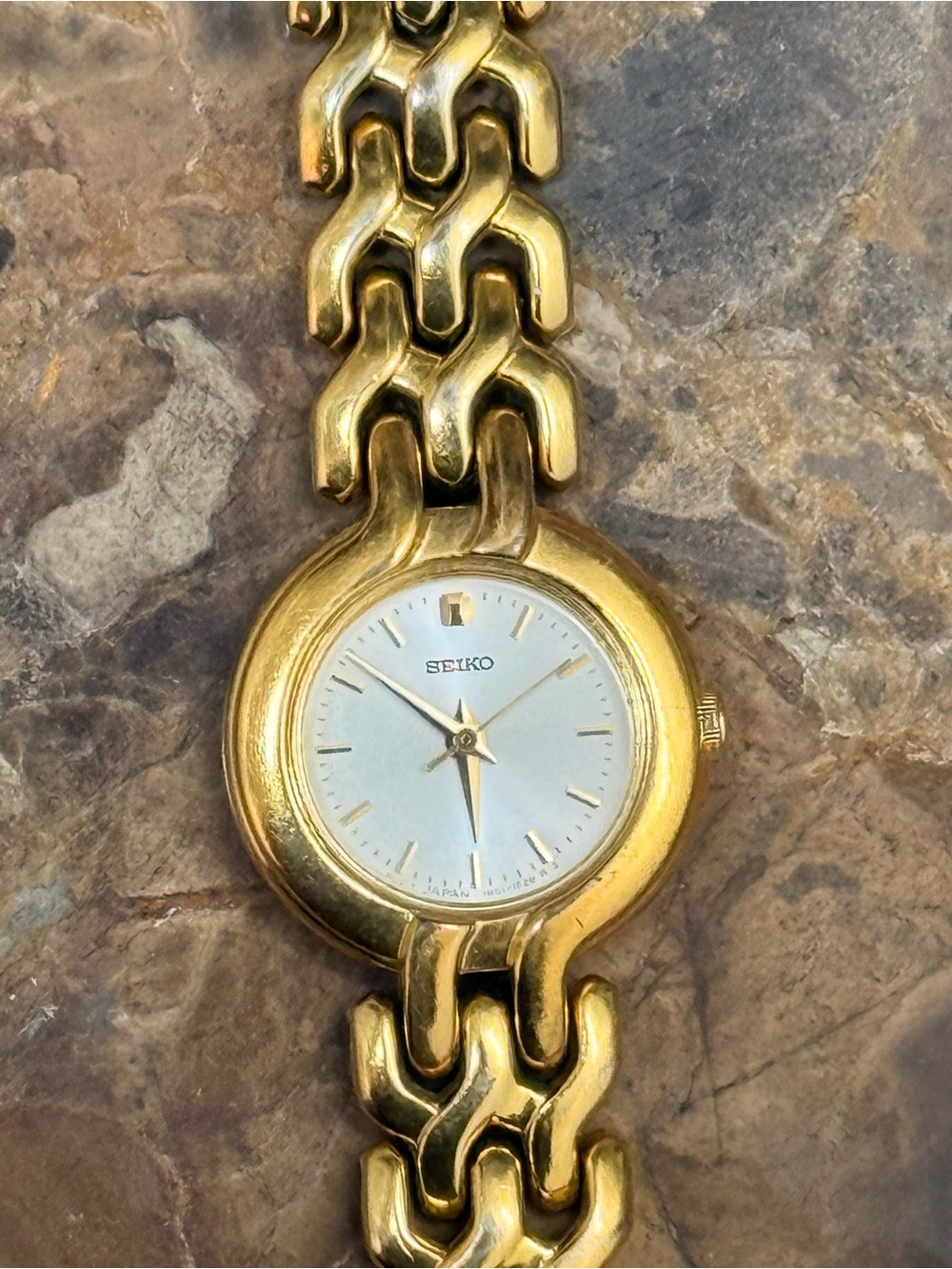 Seiko Vintage Gold Tone Womens Watch Round Dial Link Bracelet Dainty